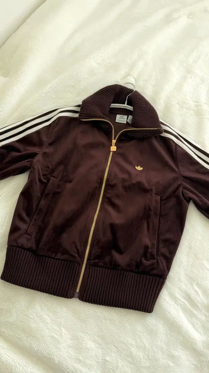 超 モデル アディダス ツアーベルベット トラックジャージ シャドウ ブラウン