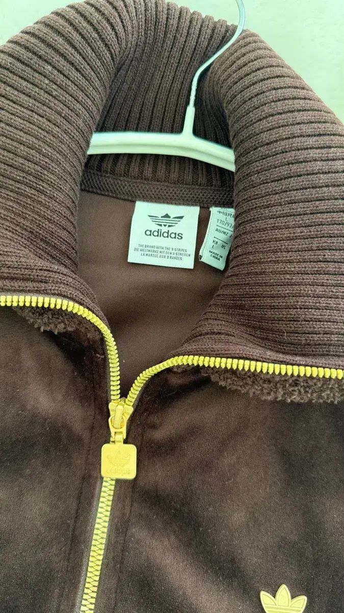  超 モデル アディダス ツアーベルベット トラックジャージ シャドウ ブラウン その他 セットアップ