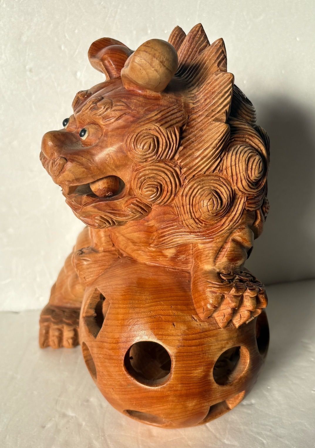木製 玉乗り唐獅子】透かし彫り置物 狛犬 シーサー 玉獅子 魔除け 置物