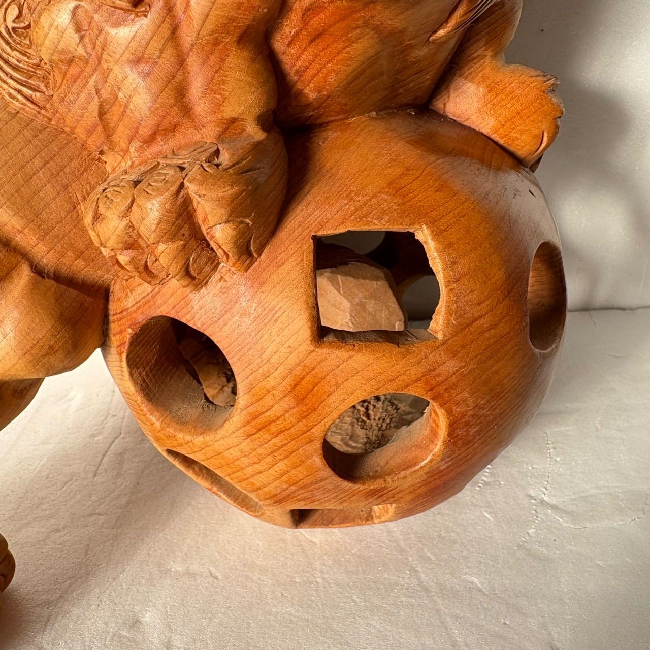 木製 玉乗り唐獅子】透かし彫り置物 狛犬 シーサー 玉獅子 魔除け 置物