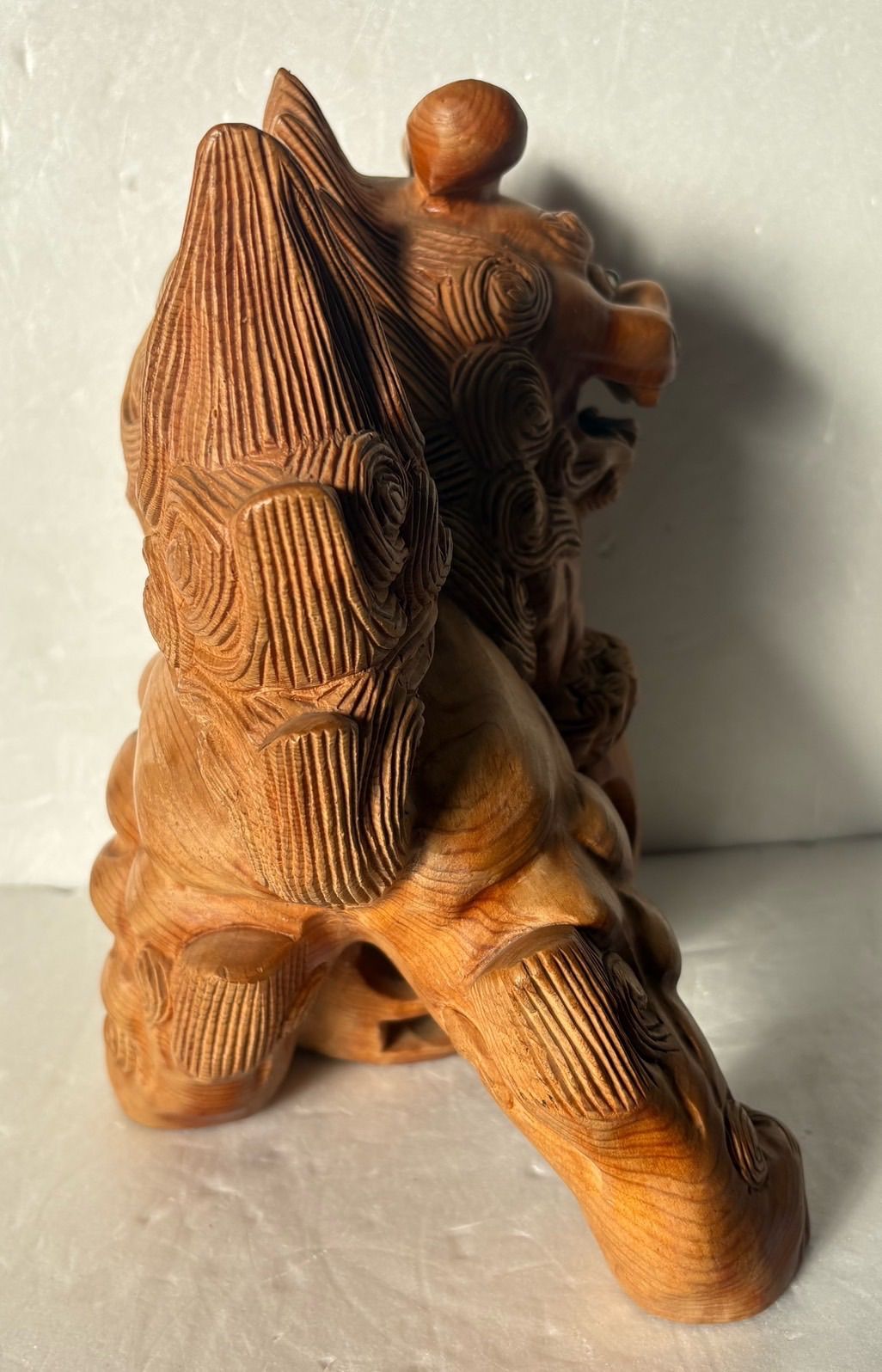 木製 玉乗り唐獅子】透かし彫り置物 狛犬 シーサー 玉獅子 魔除け 置物