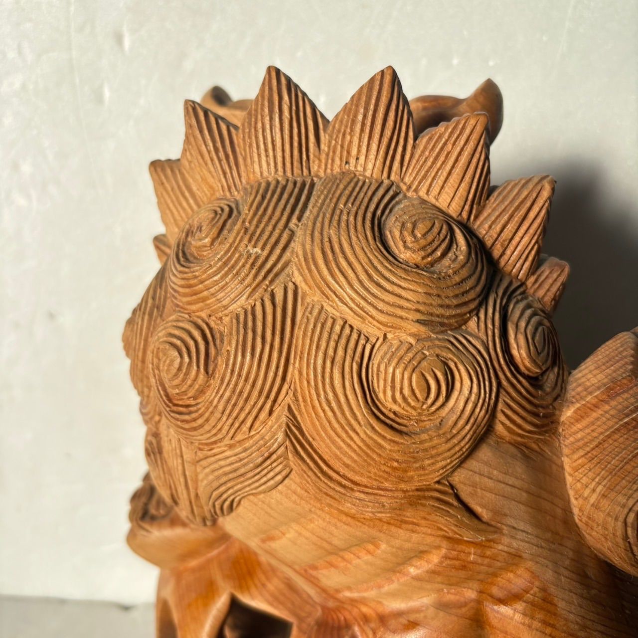  木製 玉乗り唐獅子 透かし彫り置物 狛犬 シーサー 玉獅子 魔除け 置物 鉛筆立て 置物 インテリア小物