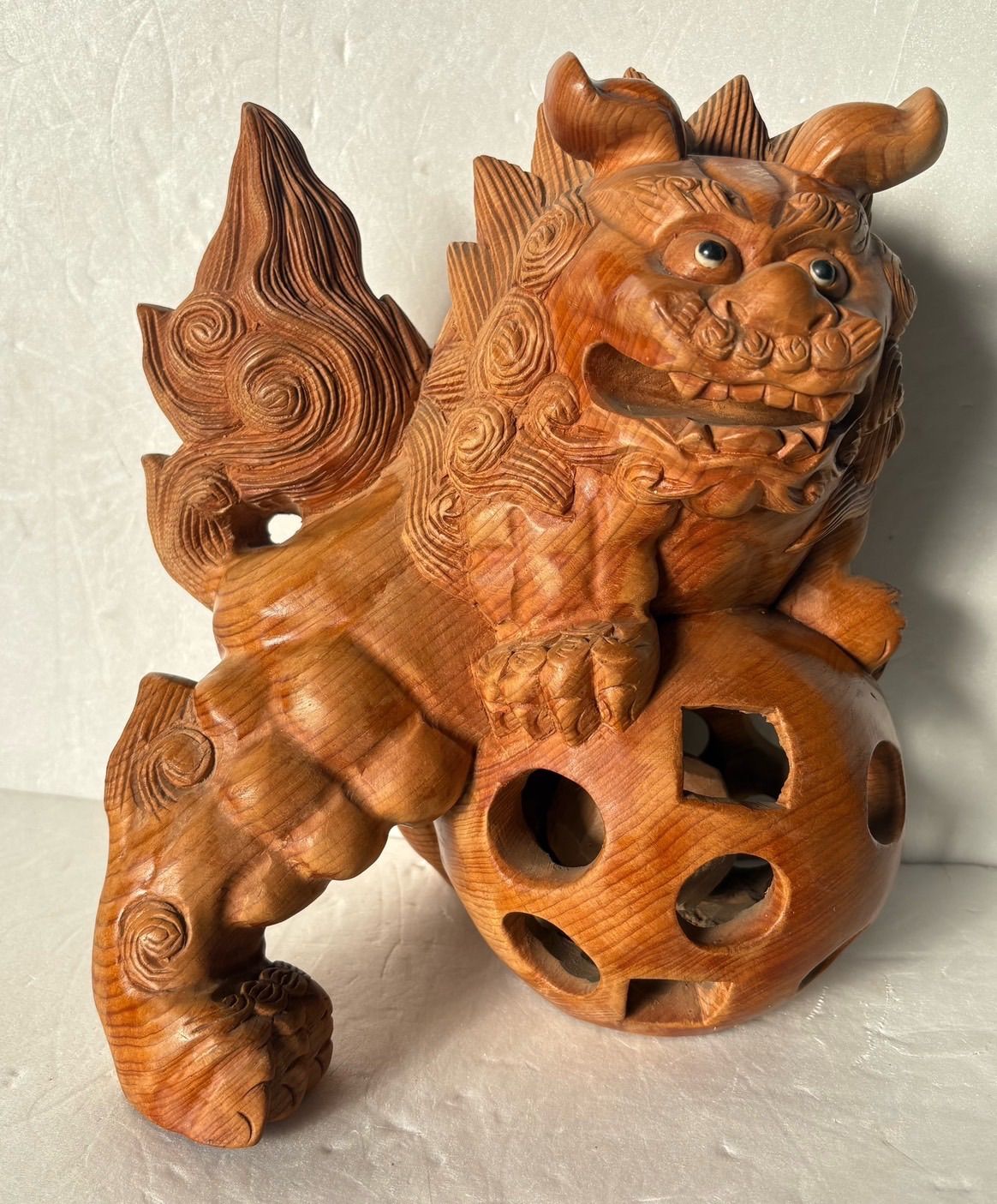 木製 玉乗り唐獅子】透かし彫り置物 狛犬 シーサー 玉獅子 魔除け 置物