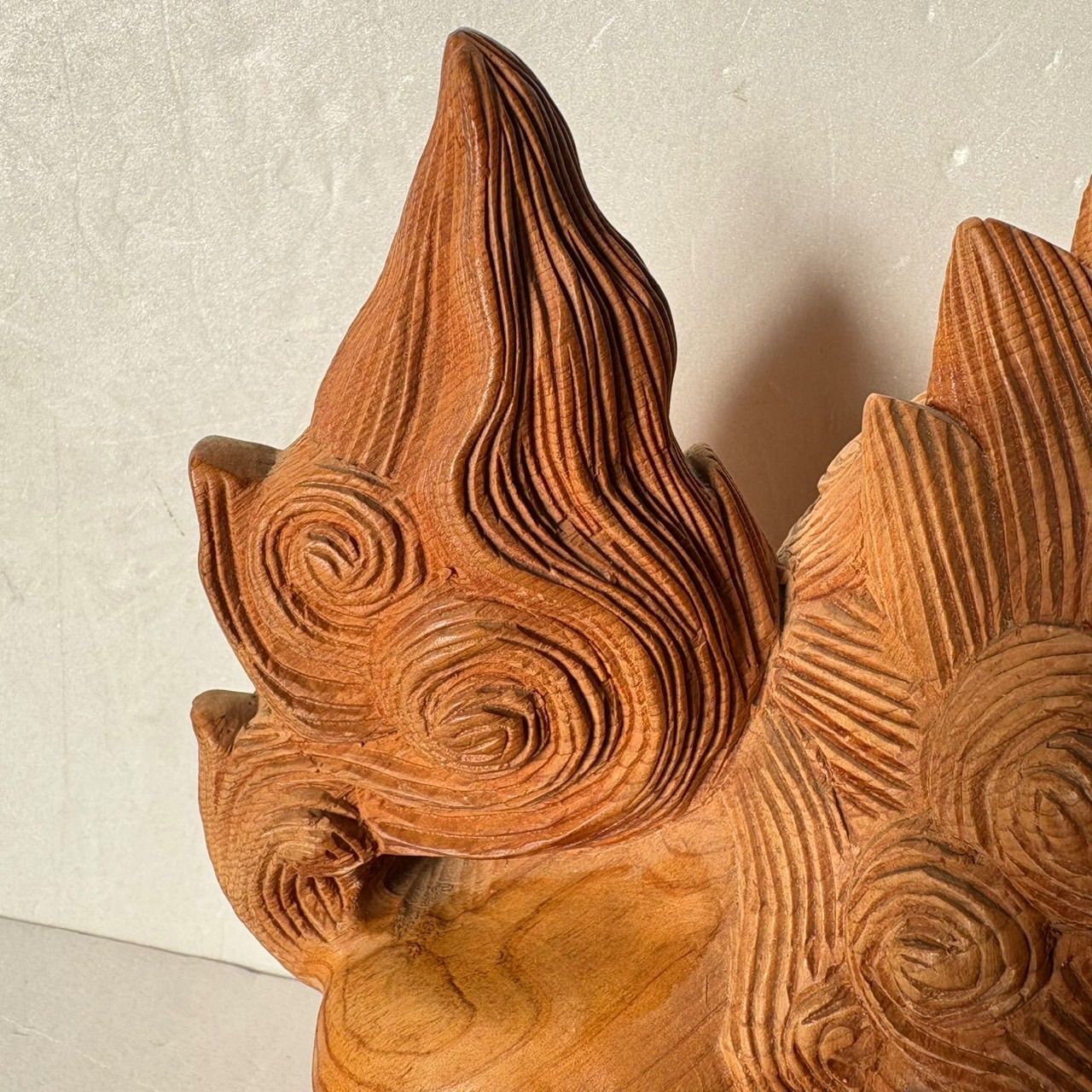 木製 玉乗り唐獅子】透かし彫り置物 狛犬 シーサー 玉獅子 魔除け 置物