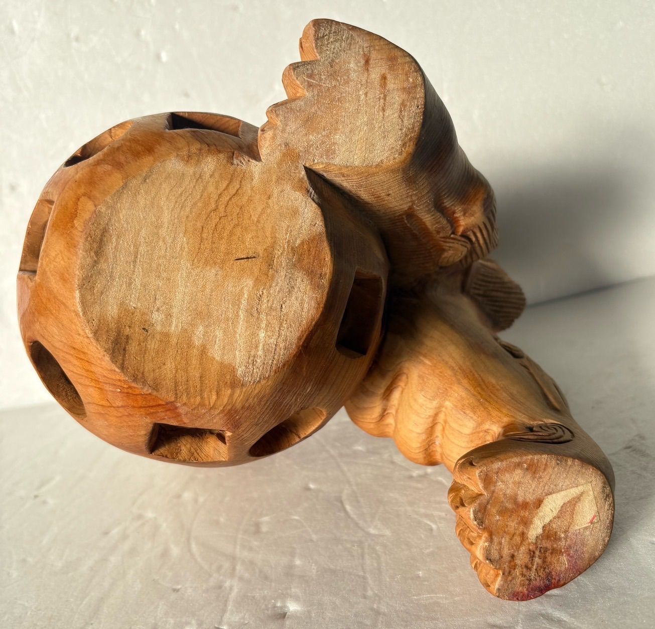 木製 玉乗り唐獅子】透かし彫り置物 狛犬 シーサー 玉獅子 魔除け 置物