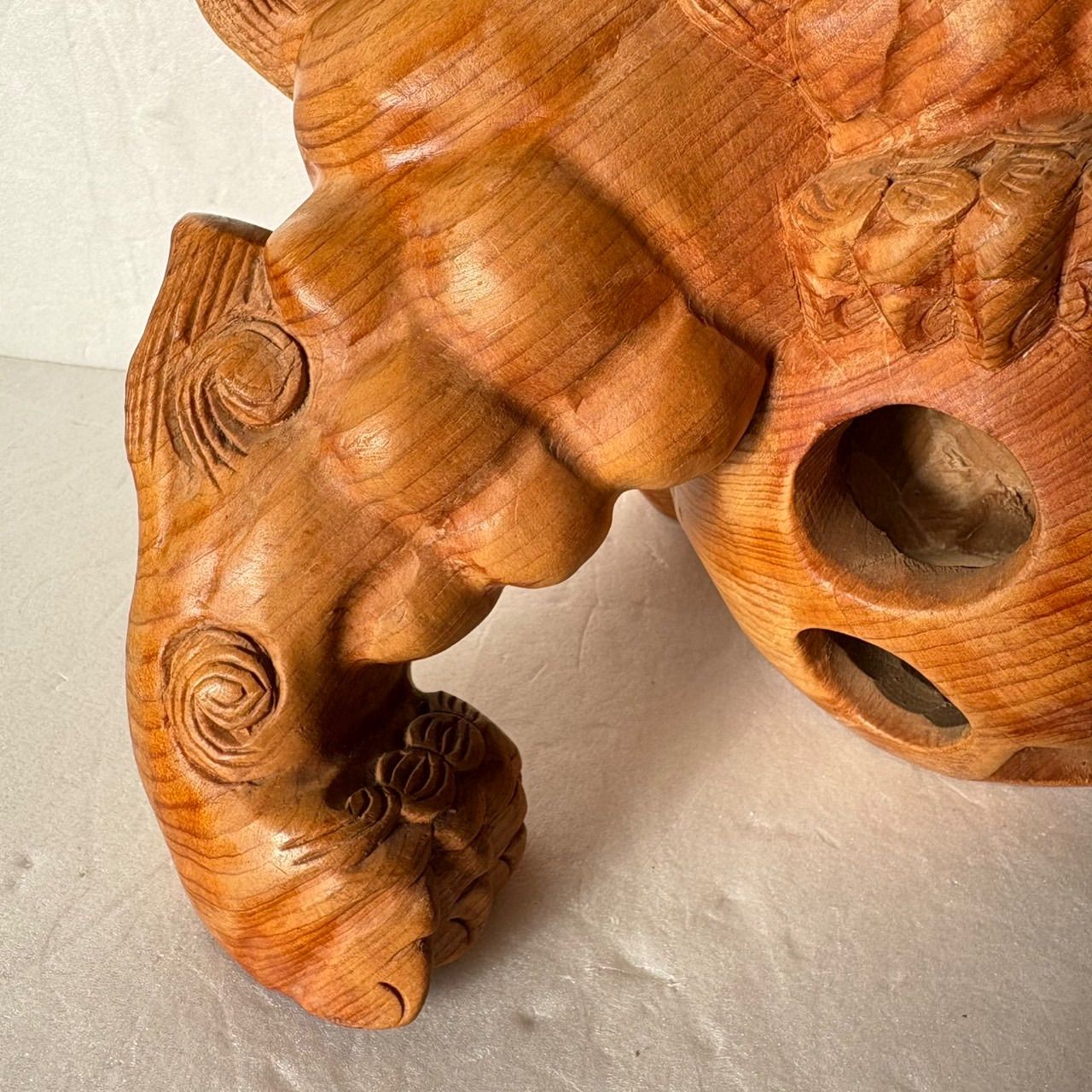 木製 玉乗り唐獅子】透かし彫り置物 狛犬 シーサー 玉獅子 魔除け 置物