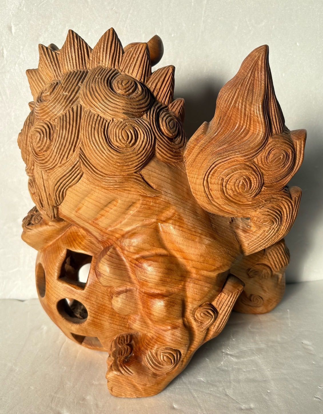 木製 玉乗り唐獅子】透かし彫り置物 狛犬 シーサー 玉獅子 魔除け 置物