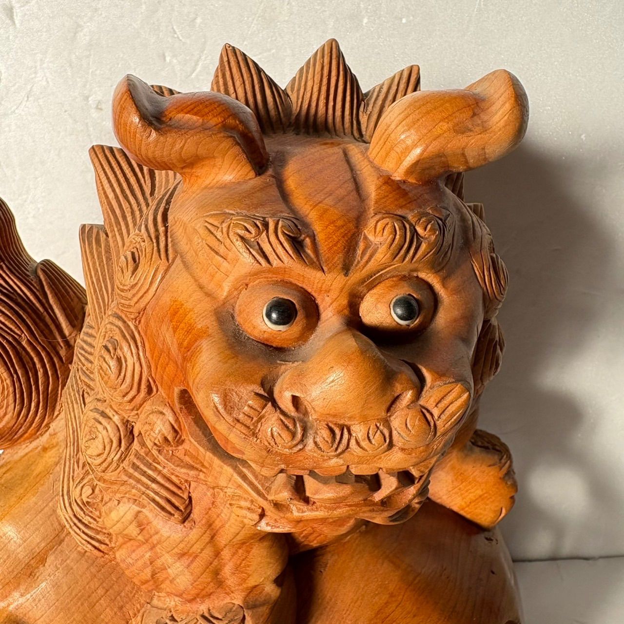 木製 玉乗り唐獅子】透かし彫り置物 狛犬 シーサー 玉獅子 魔除け 置物
