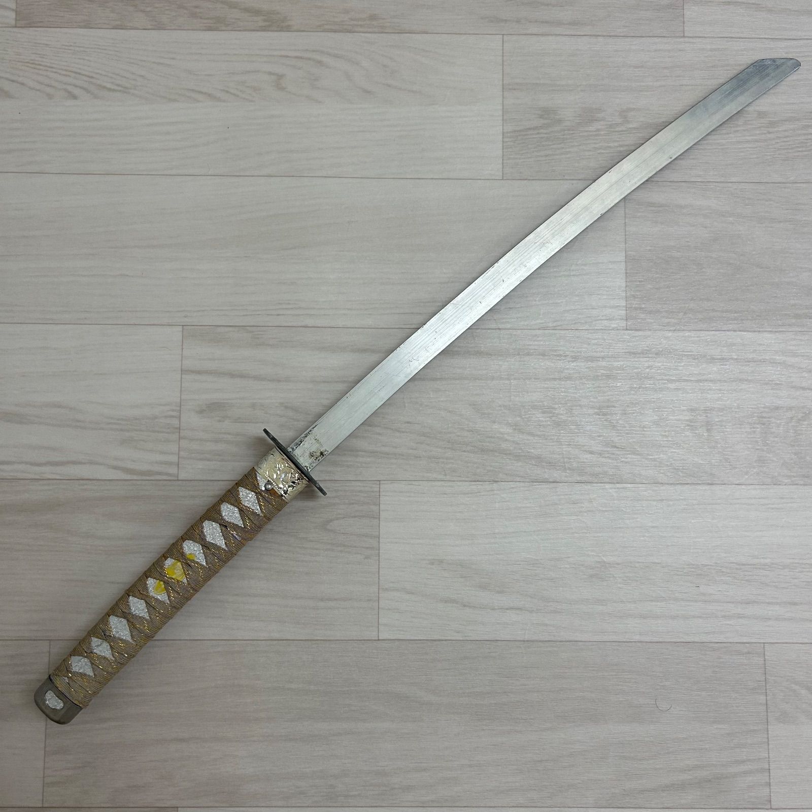 K》模造刀 舞踊刀 日本刀 鍔付き 鞘付き 刀剣 コスプレ 舞台 - メルカリ