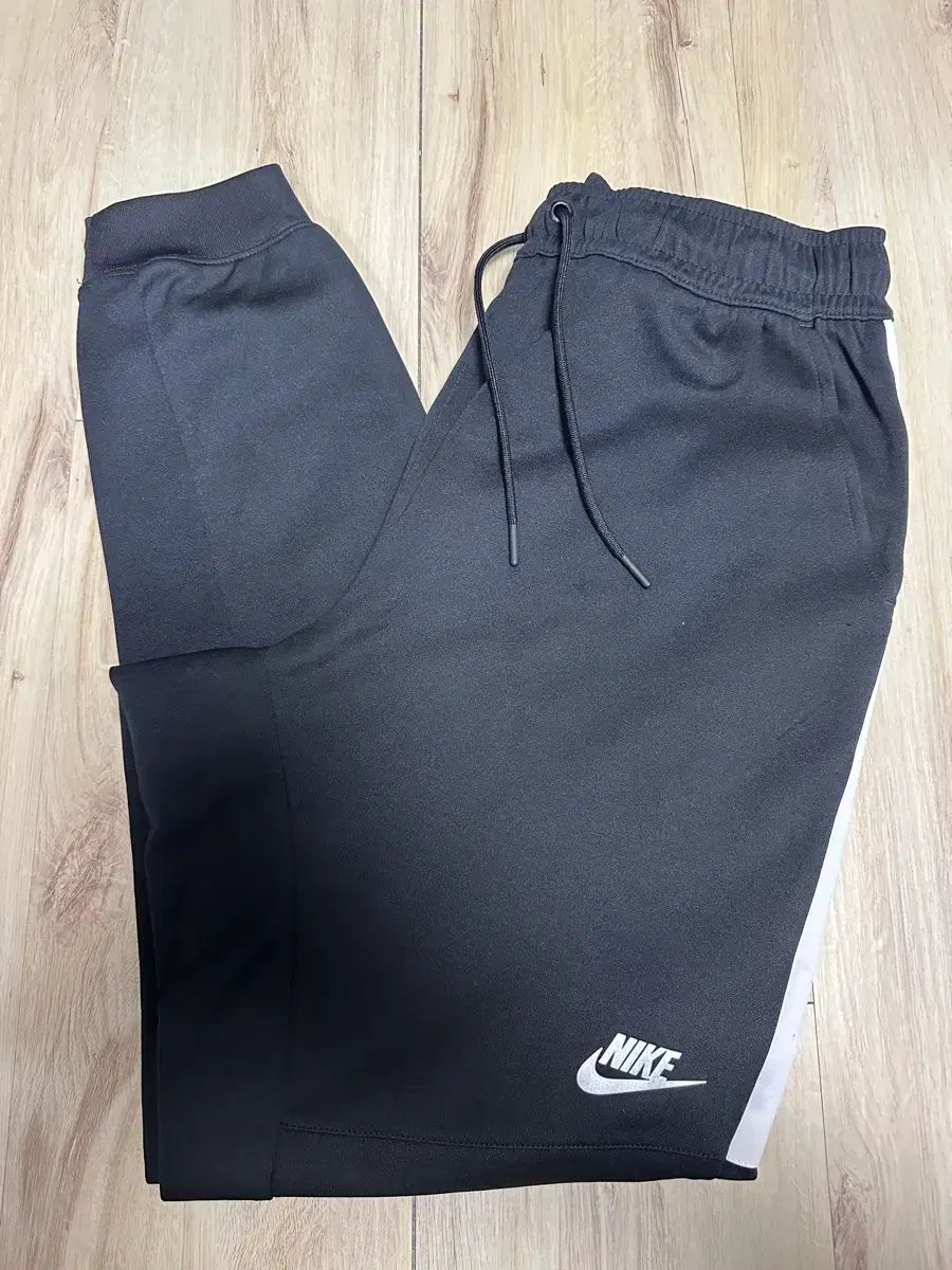 ナイキ NSW トリビューテ ジョガー パンツ ブラック M