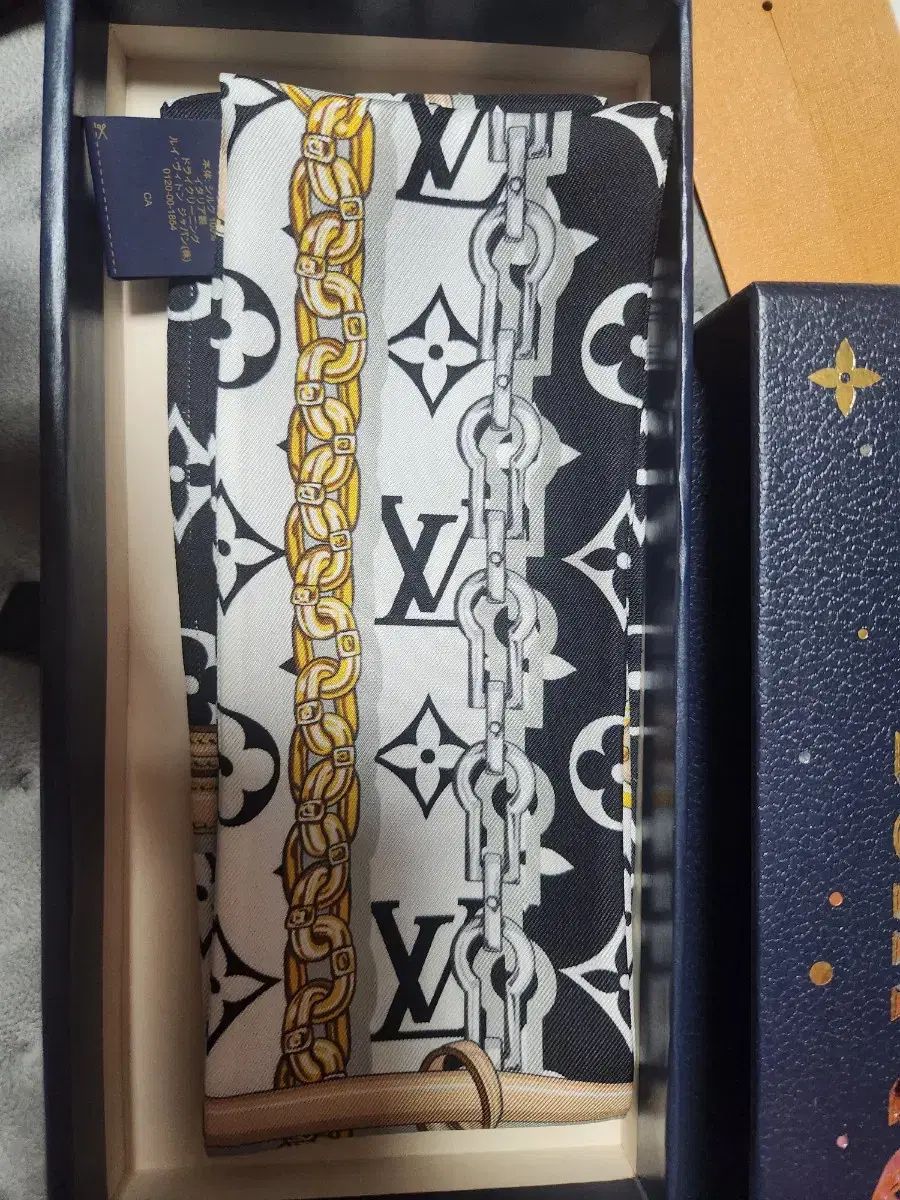 ルイヴィトン バンド スカーフ モノグラム チェーン ブラック 白