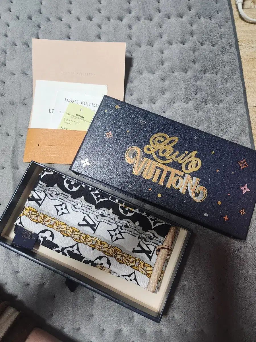 ルイヴィトン バンド スカーフ モノグラム チェーン ブラック 白