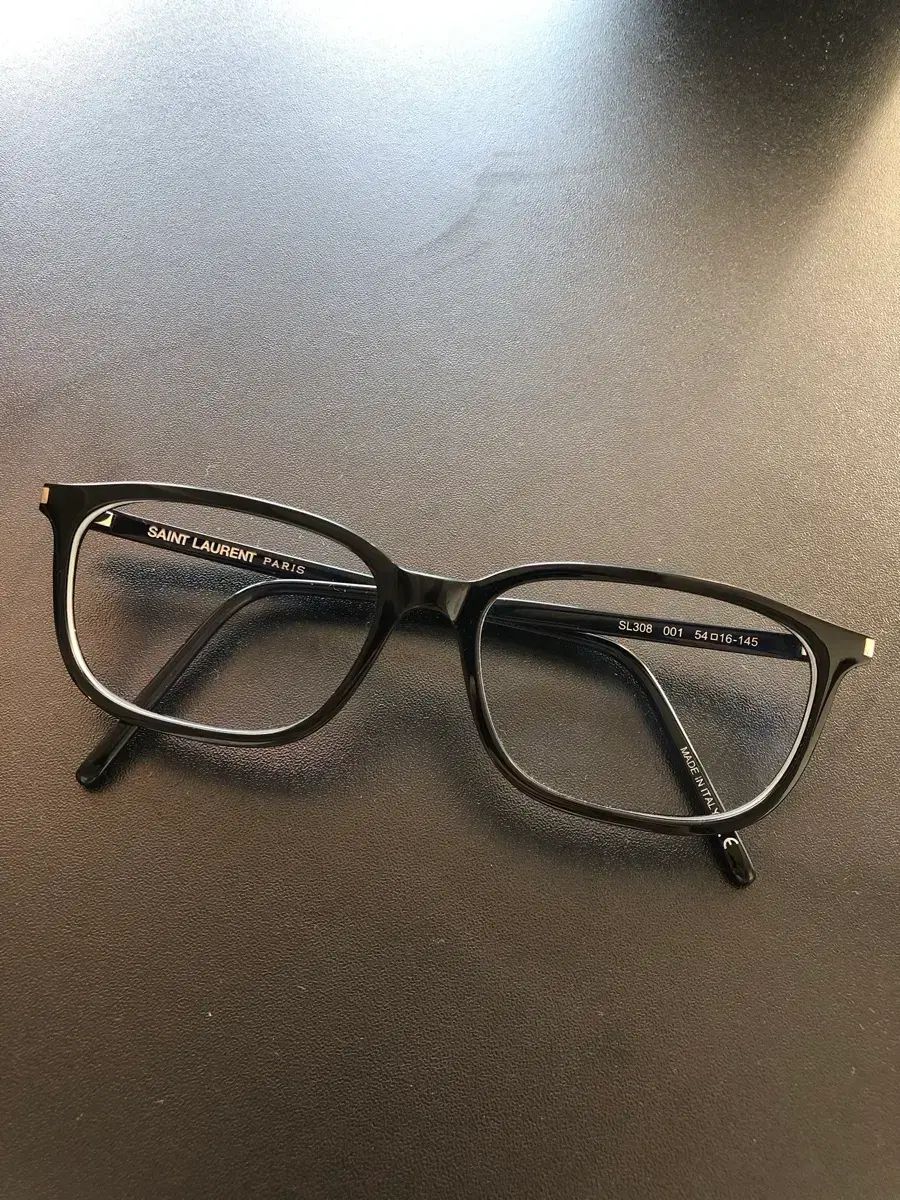 サンローラン メガネ - ピン ウルフハード キャンペーン