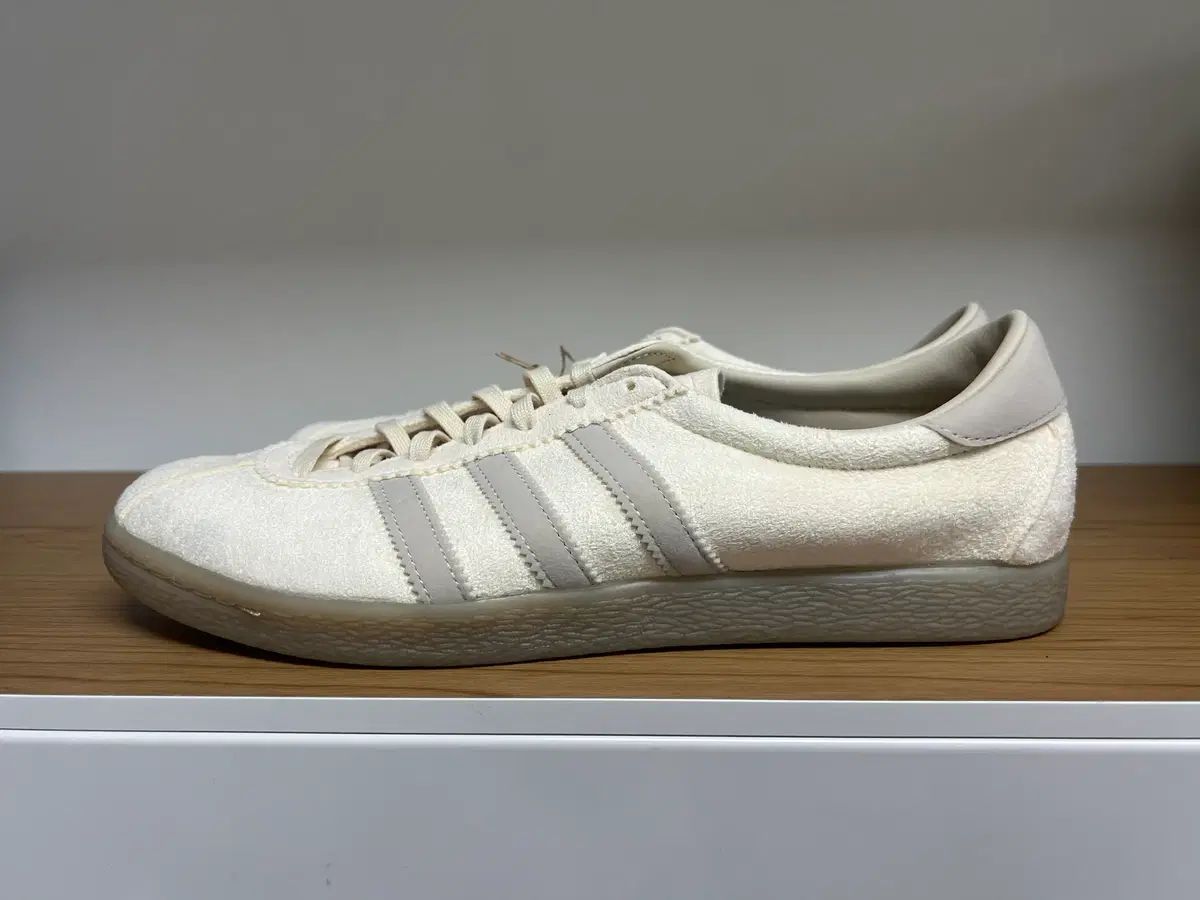 新品) adidas アディダス タバコ クリーム 白 27.5cm サイズ 【公式通販】