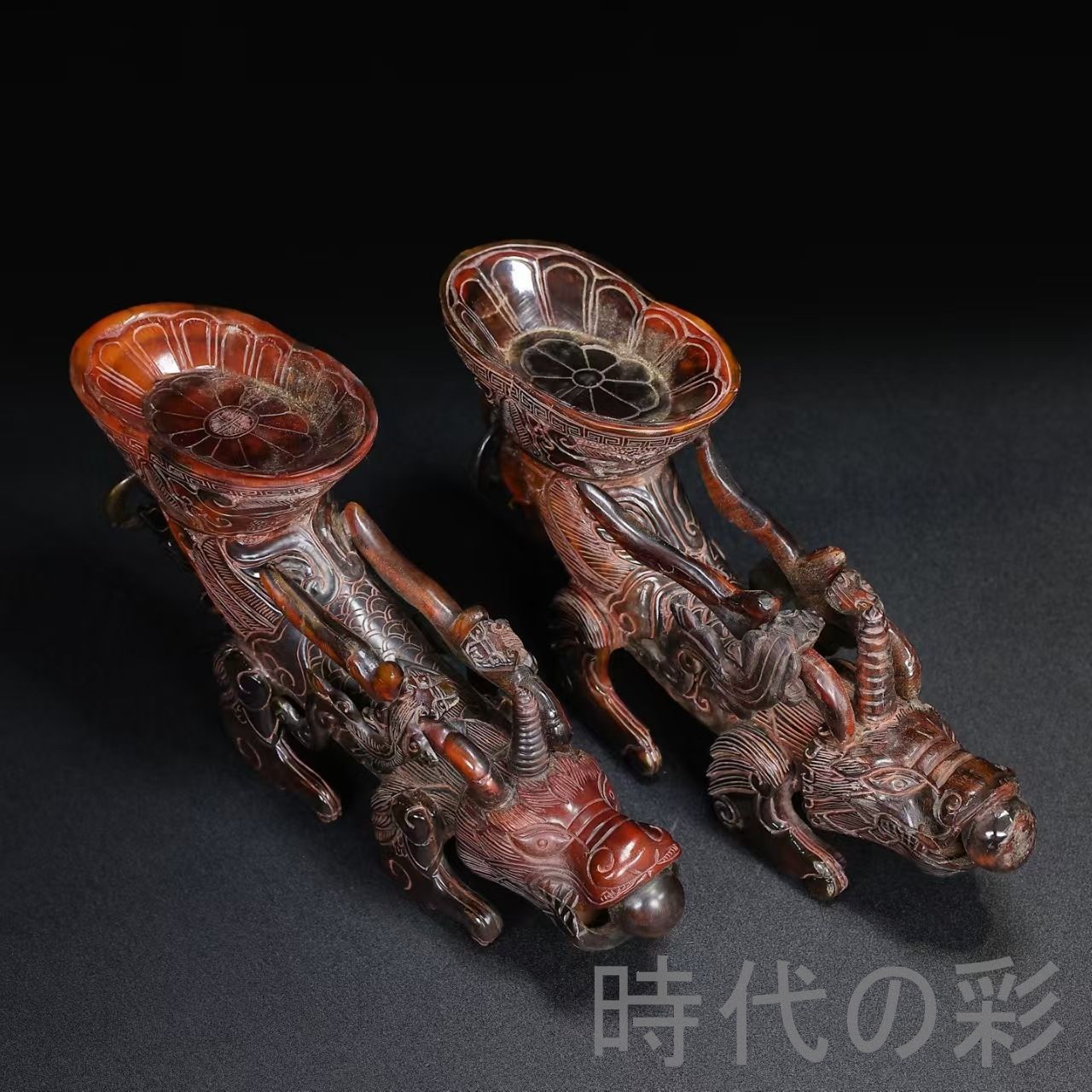 中国古美術『珍蔵 牛角彫刻 瑞獣托杯 一対』牛角工芸 対物 霊獣 酒道具