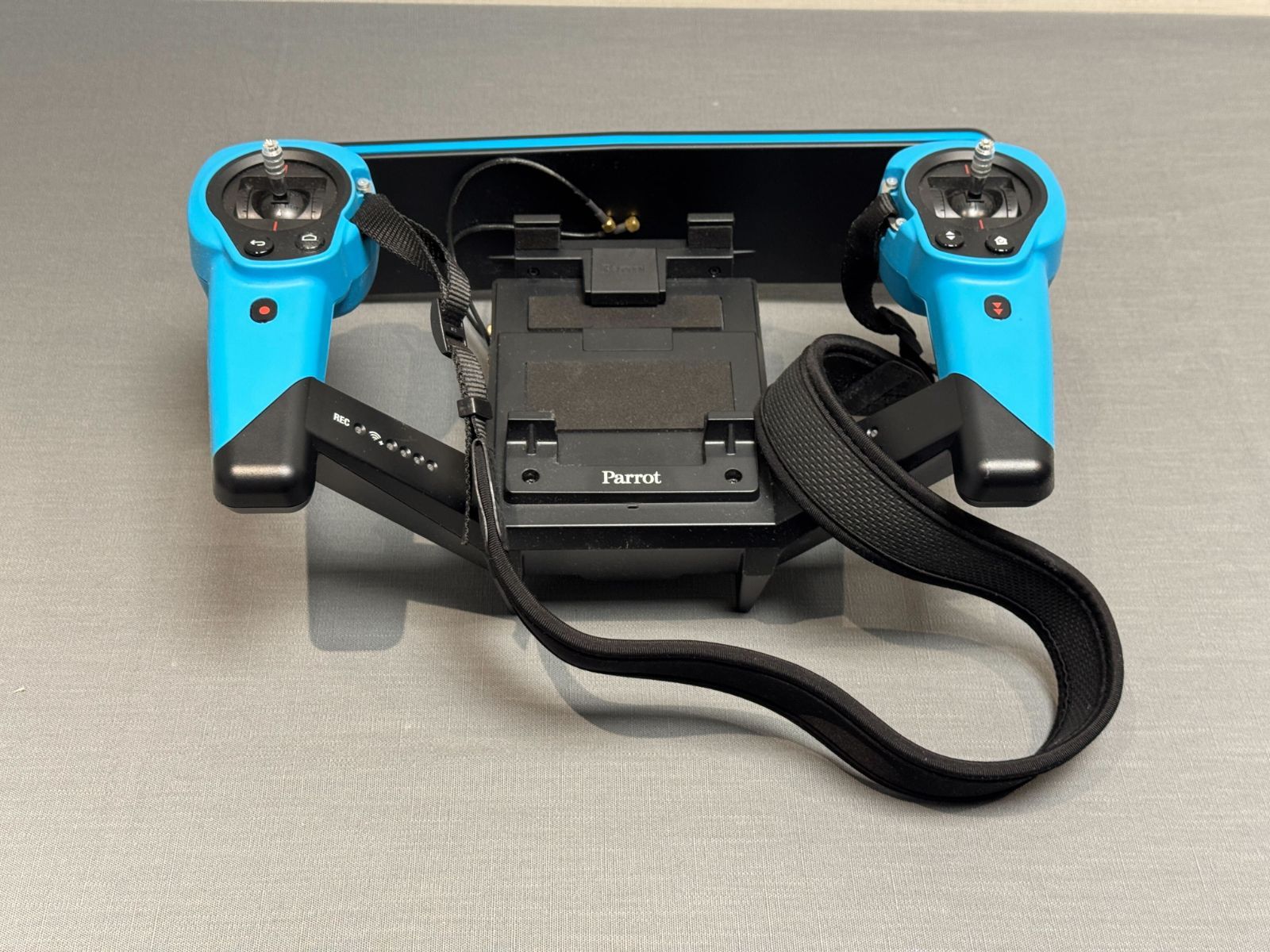 パロット ドローンSKYCONTROLLER ブルー・キャリングケース付き