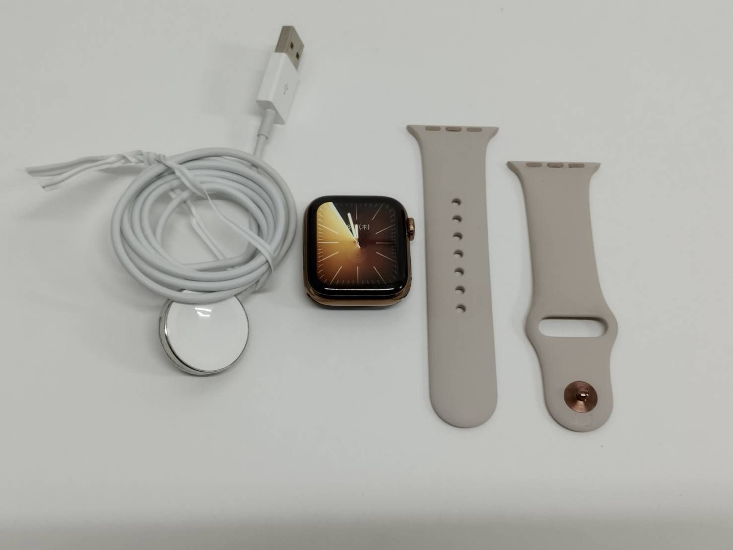 Apple Watch Series 4 GPS セルラー 40 mm A 2007 ステンレス MTVN 2 J