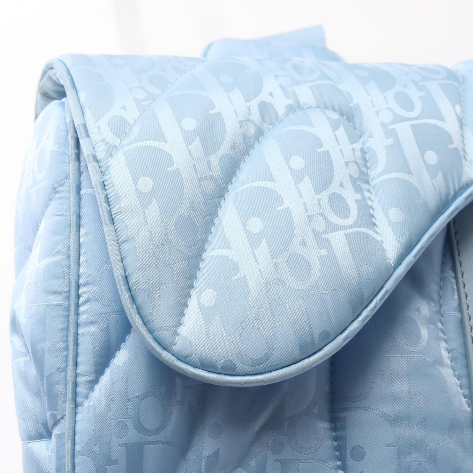 ボディバッグ ×