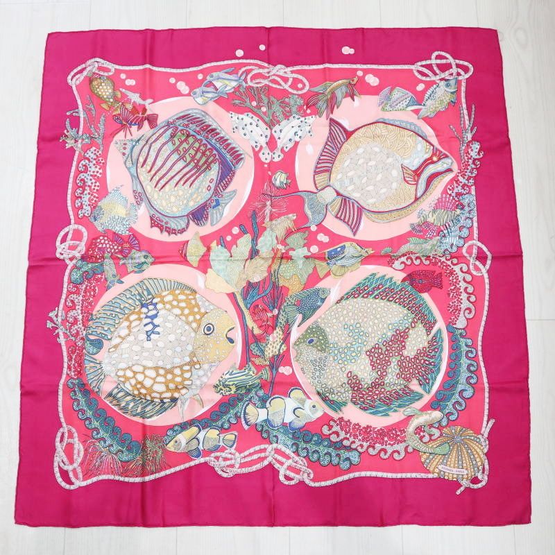 M 06-k 161 HERMES GRANDS FONDS エルメス 深海魚 カレ90 シルク 大判スカーフ レッド