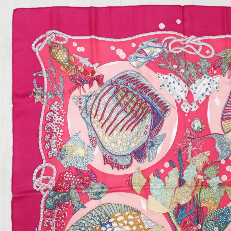 M 06-k 161 HERMES GRANDS FONDS エルメス 深海魚 カレ90 シルク 大判スカーフ レッド