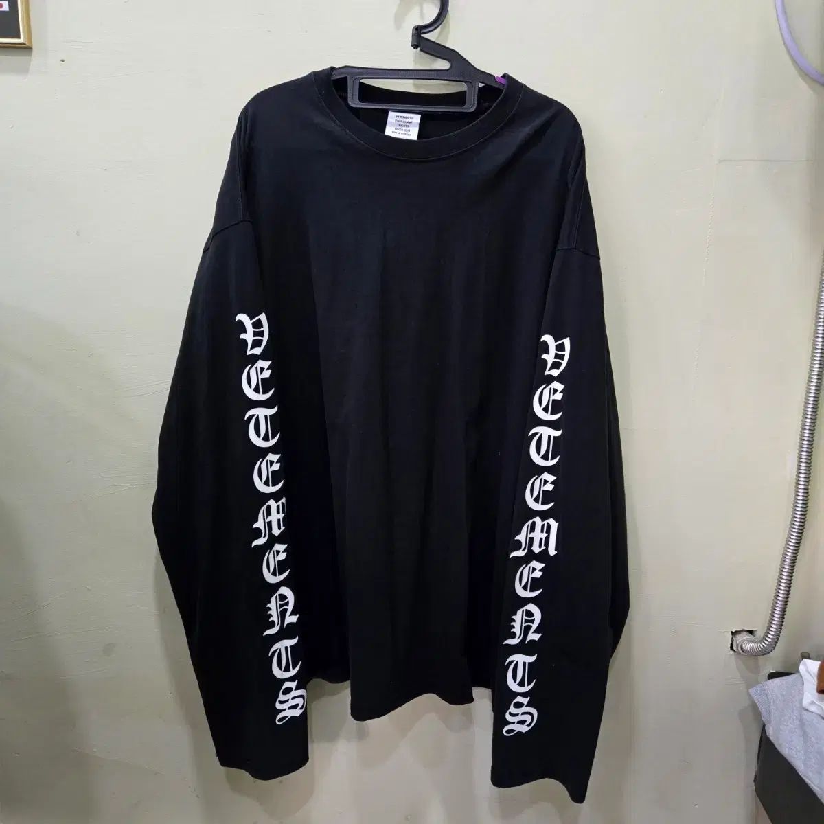 VETEMENTS 袖 ゴシック ロゴ ロングスリーブ ブラック Free