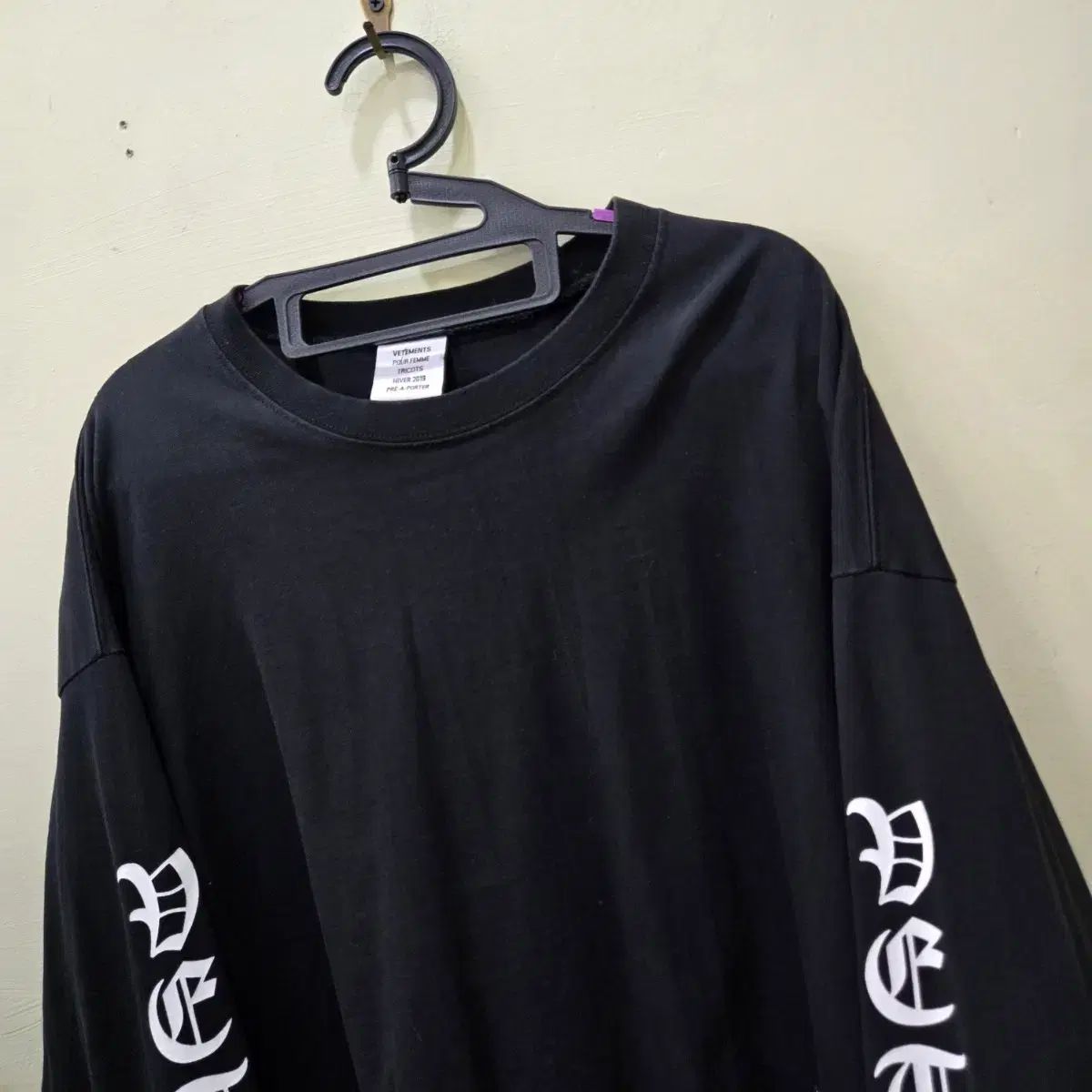 VETEMENTS 袖 ゴシック ロゴ ロングスリーブ ブラック Free