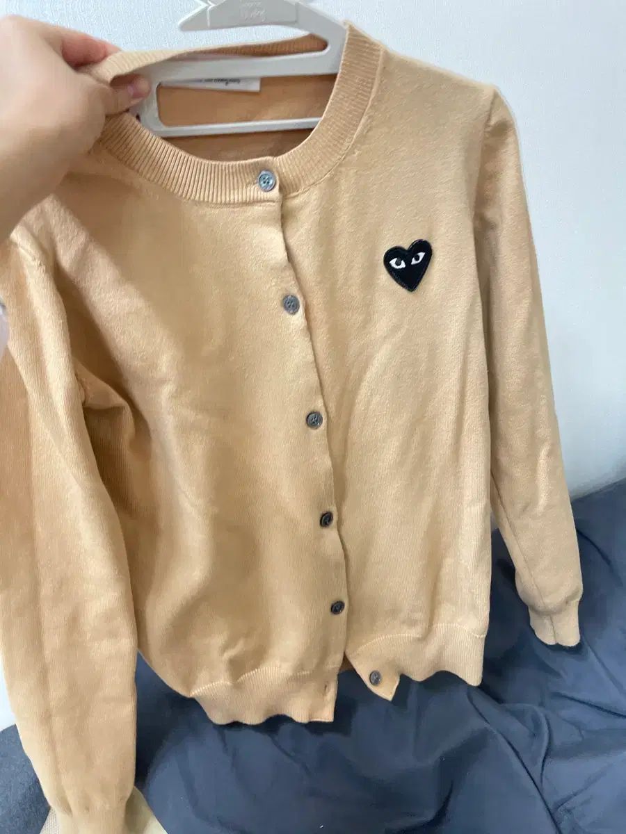 コム デ ギャルソン カーディガン ベージュ ハート ワッペン