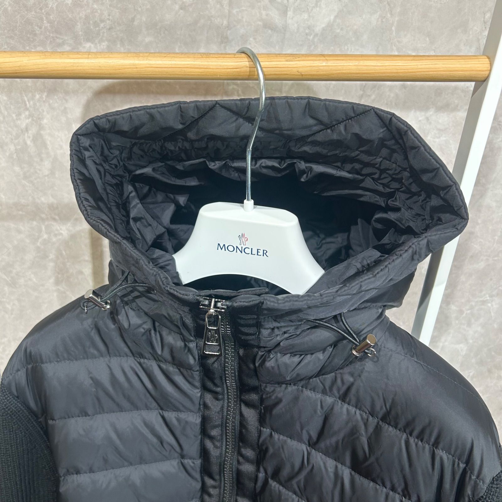 【極美品】モンクレール　ハイブリッドニット　ブラック　Mサイズ 本日限定価格】モンクレール ハイブリッドダウンニット ブラック M 極