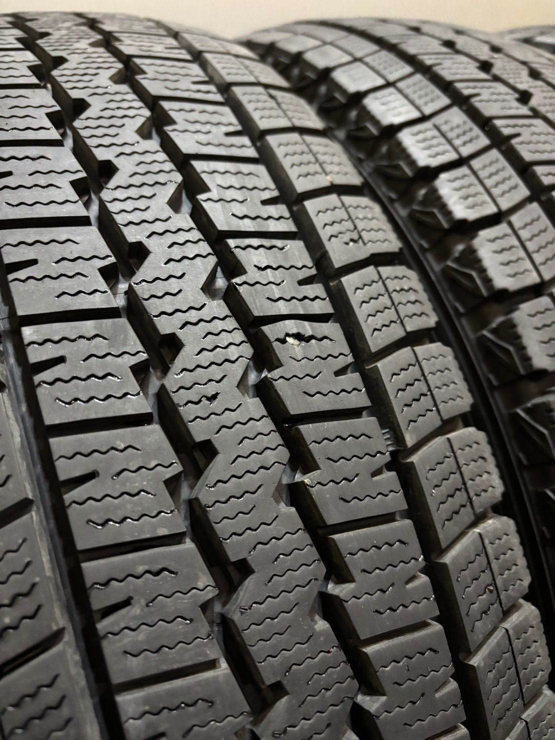  195 80 R 15 107 105 L LT DUNLOP WINTER MAXX SV 01 17年製 スタッドレス 4本 ウィンターマックス ハイエース キャラバン 南5 116 15インチ スタッドレス