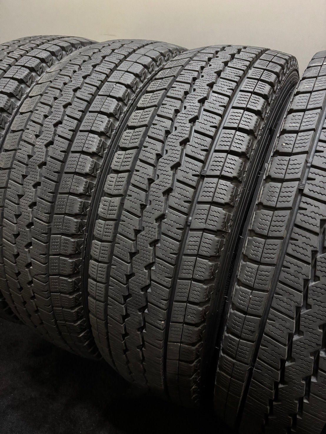 195 80 R 15 107 105 L LT DUNLOP WINTER MAXX SV 01 17年製 スタッドレス 4本 ウィンターマックス ハイエース キャラバン 南5 116