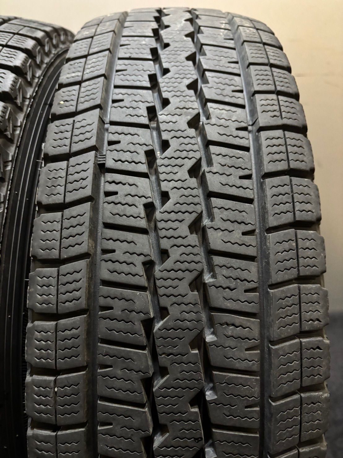 195 80 R 15 107 105 L LT DUNLOP WINTER MAXX SV 01 17年製 スタッドレス 4本 ウィンターマックス ハイエース キャラバン 南5 116