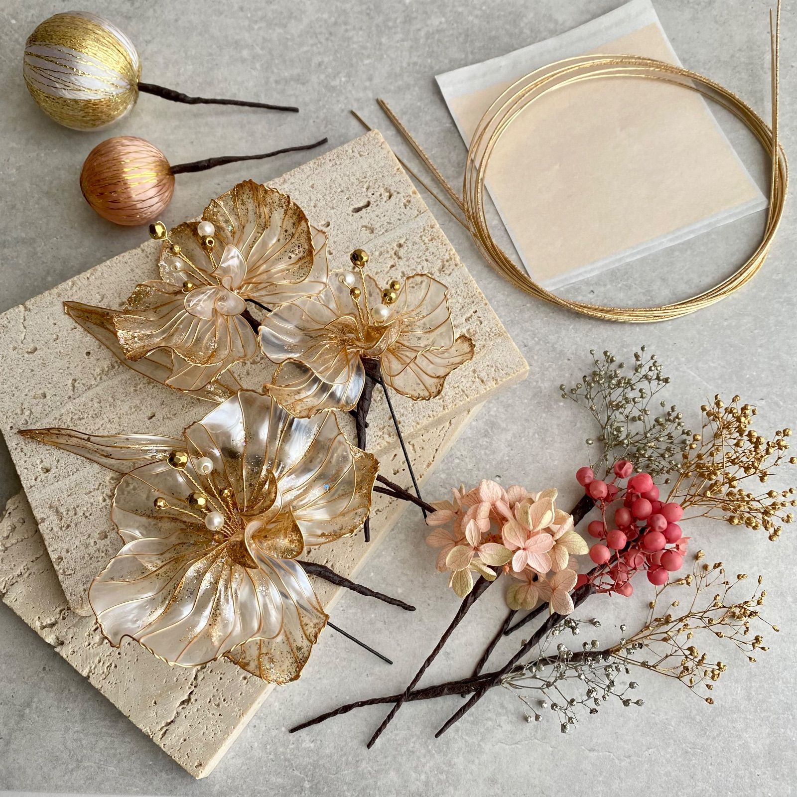 No.3【きらめく胡蝶蘭】アメリカンフラワーの髪飾り 金箔付 水引付