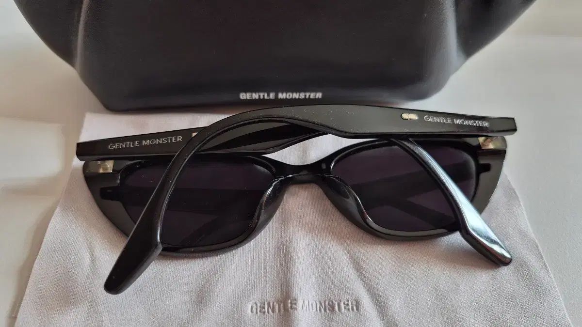 新品GENTLE MONSTER ブラック キャットアイサングラス gentle monster DEVONブラックキャットアイサングラス Gentle Monster