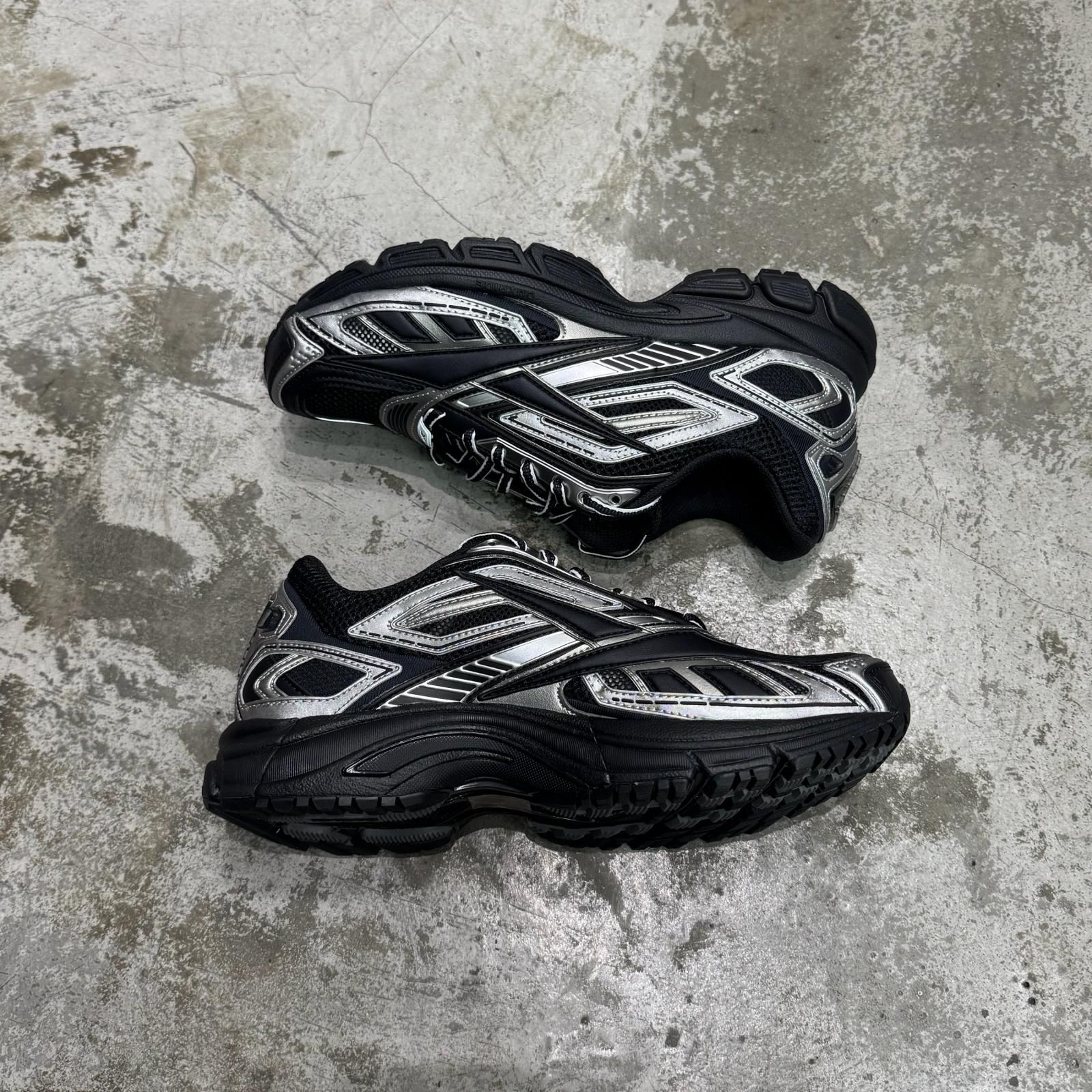 レギュラー100 国内11月12日発売予定】 END. × アディダス コンソーシアム ZX700