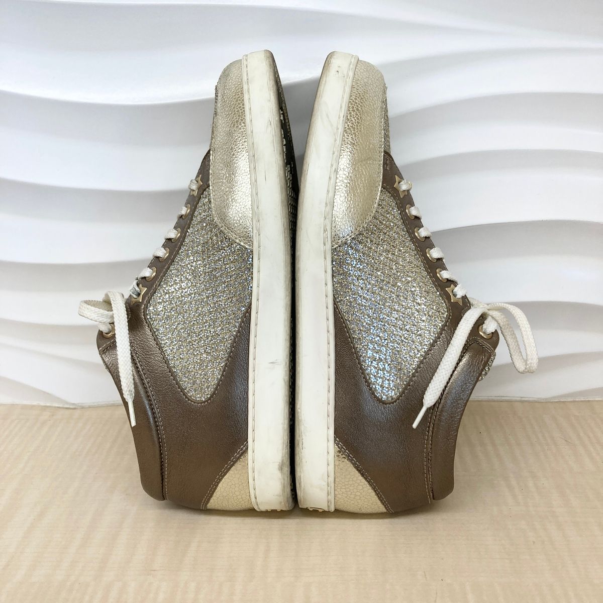 美品✨ジミーチュウ MIAMI スエード スニーカー ロゴプレート ドット 38 美品✨ジミーチュウ MIAMI スエード スニーカー ロゴプレート ドット 38