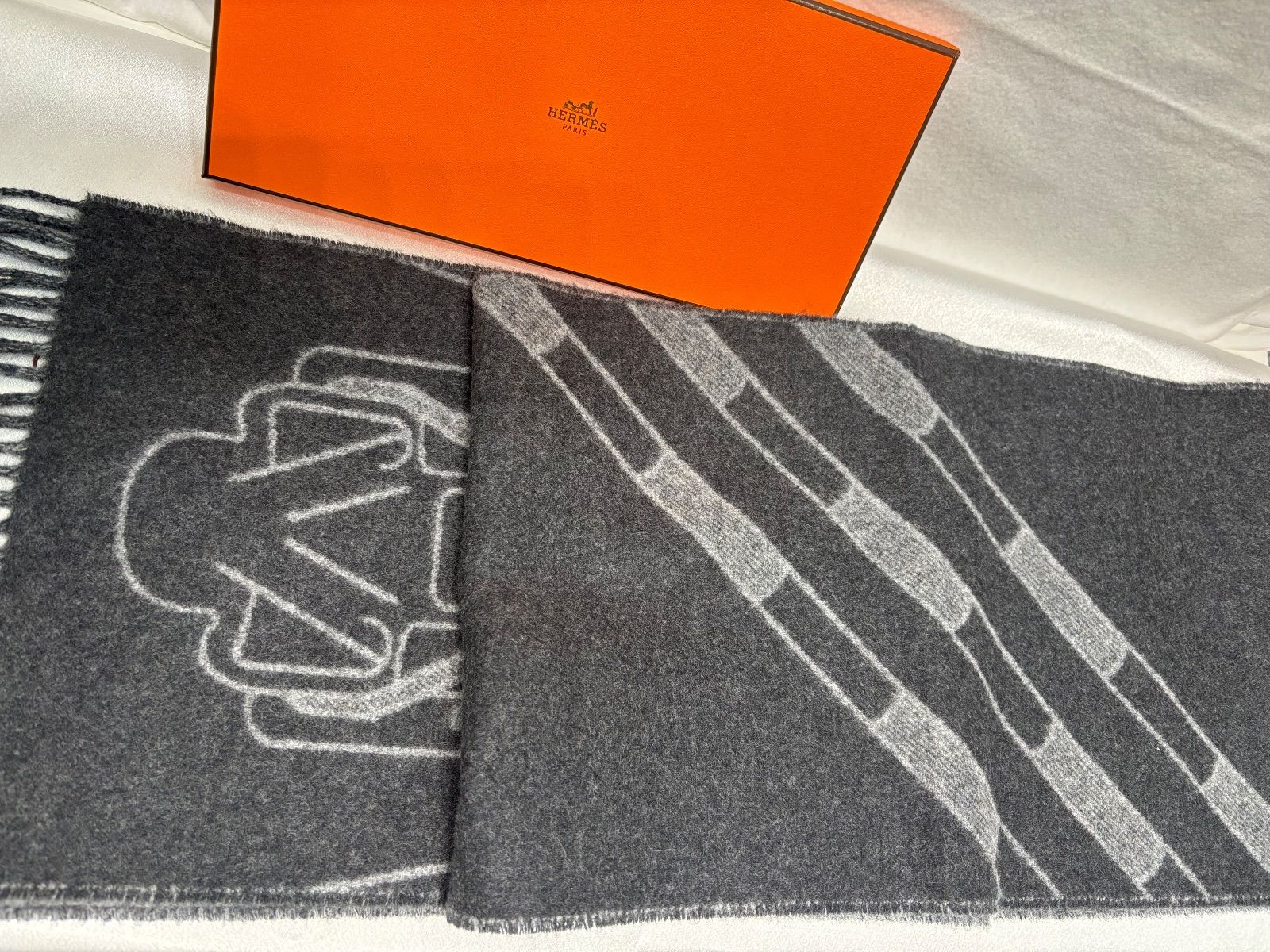 マフラー 馬具デザイン