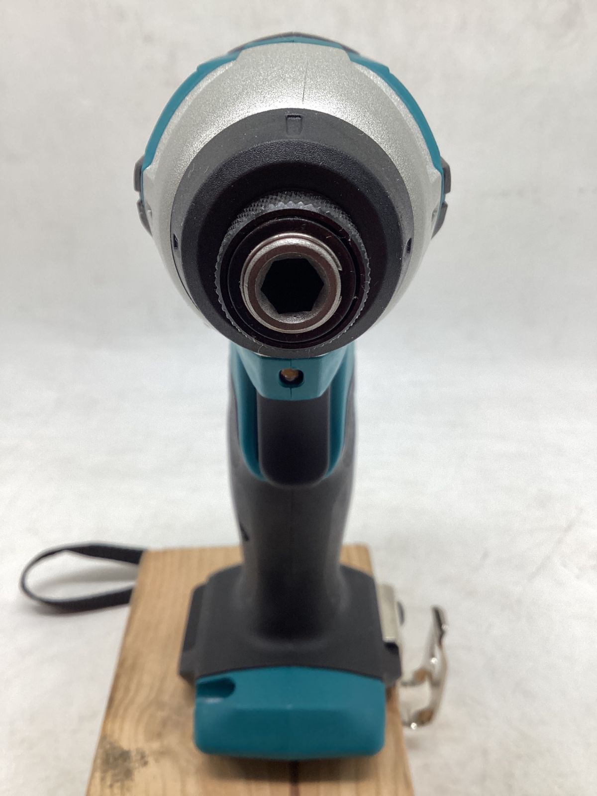 8 V充電式インパクトドライバ