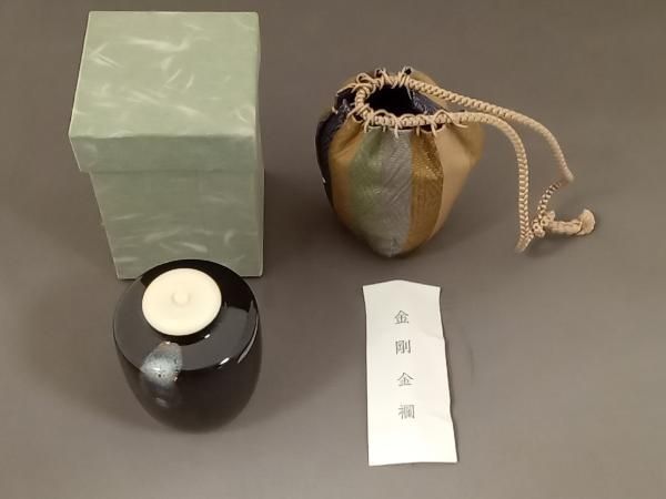 瀬戸焼 古瀬戸 肩衝茶入 海鼠釉 サイズ 直径約5.3 cm×高さ8.1 cm 素材 蓋 プラスチック製 箱 紙箱 仕服 金剛金襴