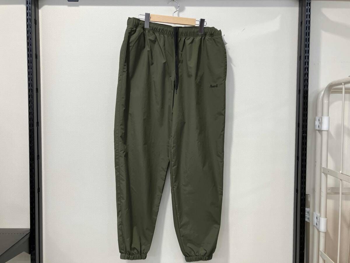 Aard アード メンズ パンツ ナイロンパンツ テーパードパンツ 刺繍ロゴ 裾リブ カーキ サイズM