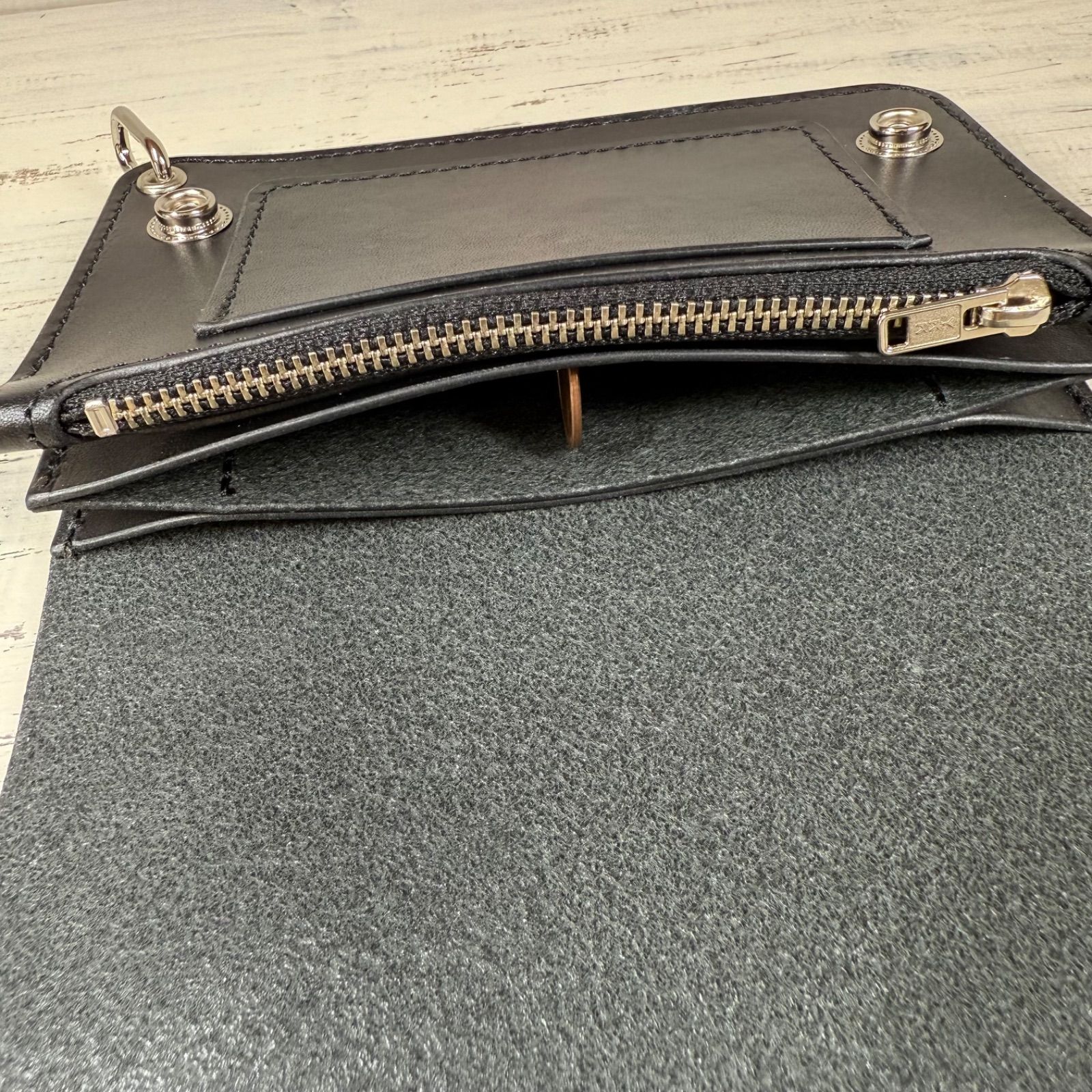 トラッカーウォレットミドル 3層】ブラック 北米ステア シルバー YKK