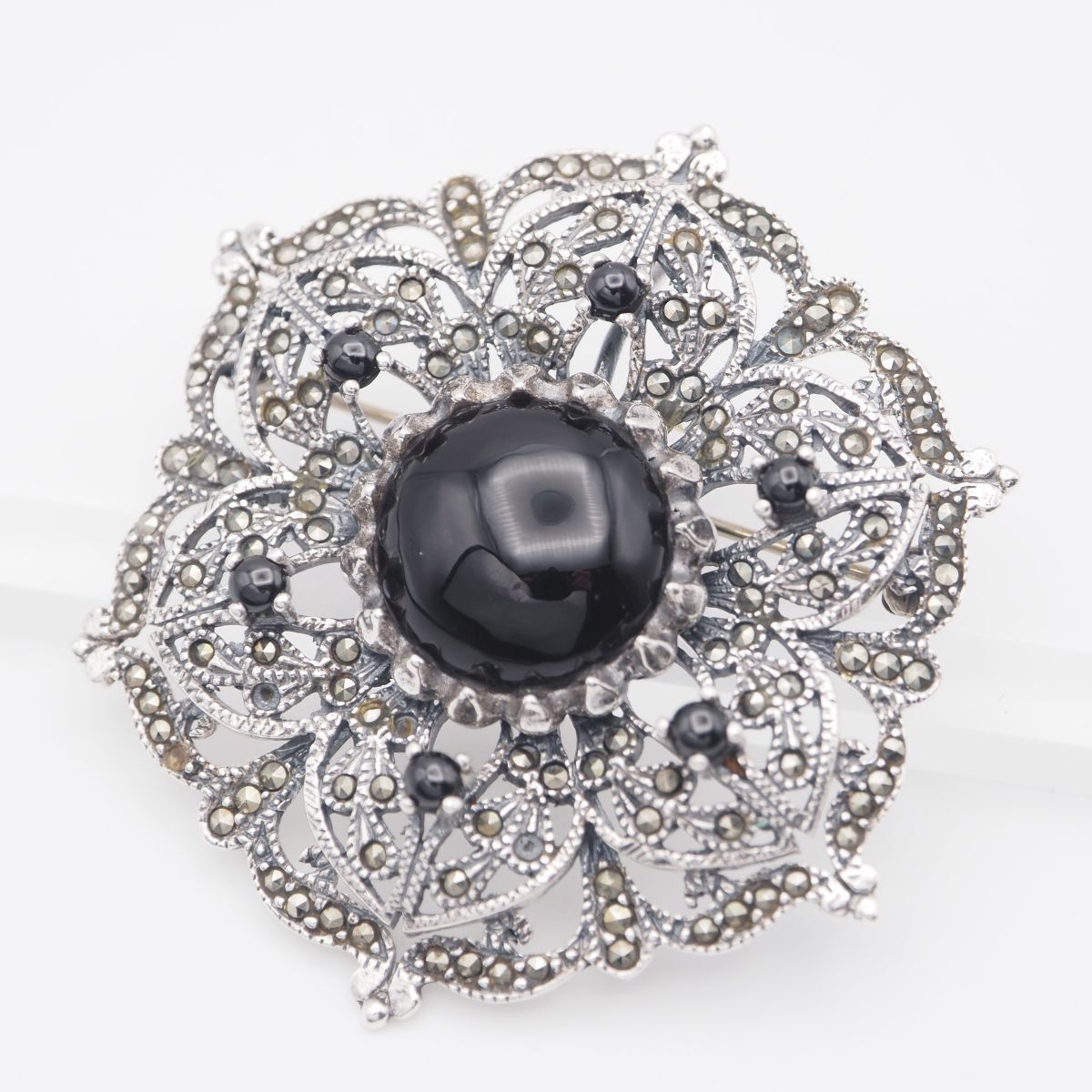 L 307 オニキス マーカサイト マルカジット 925刻印 ブローチ フラワー 透かし彫り デザイン シルバー ヴィンテージ
