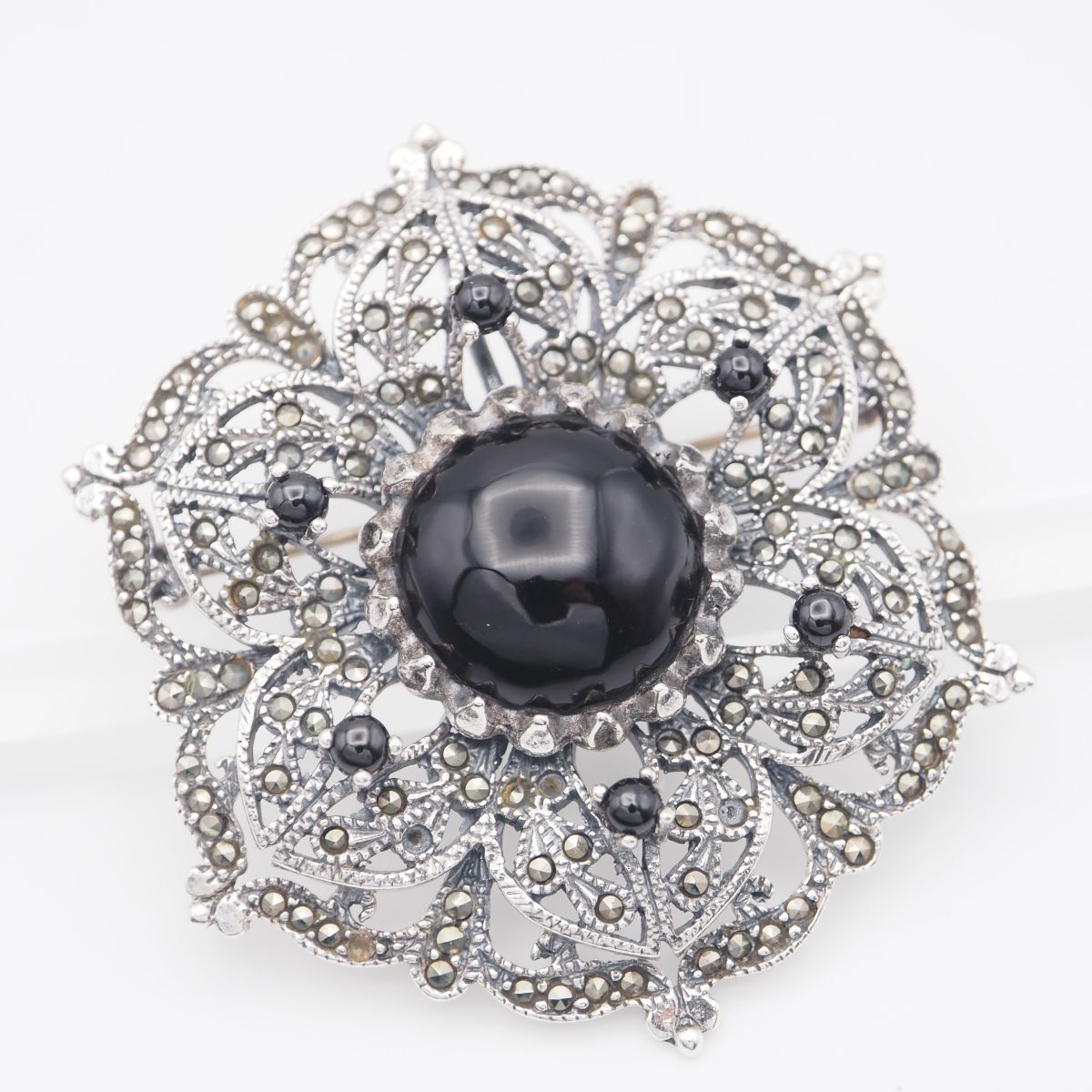 L 307 オニキス マーカサイト マルカジット 925刻印 ブローチ フラワー 透かし彫り デザイン シルバー ヴィンテージ