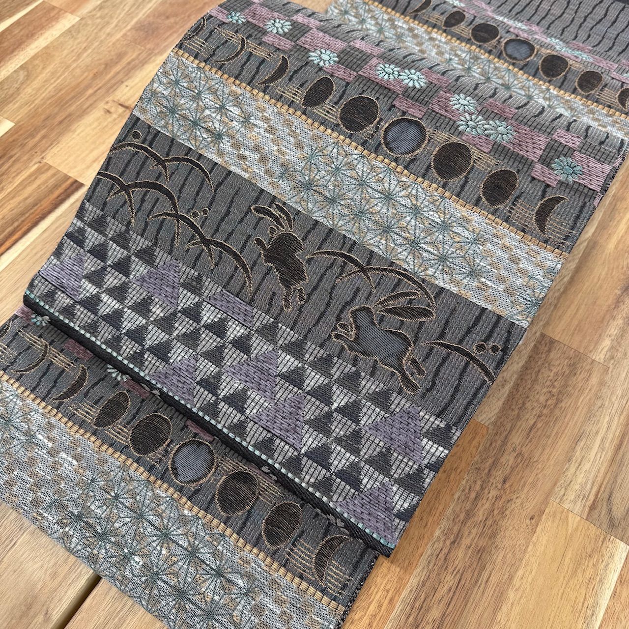 正絹西陣織袋帯 中古美品 お仕立て上がり 月の満ち欠けと兎文様