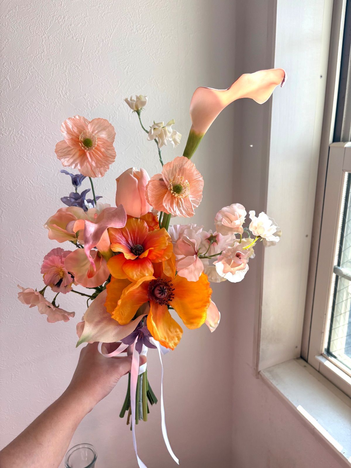 オレンジとくすみピンクの縦長クラッチブーケ ブートニア付き