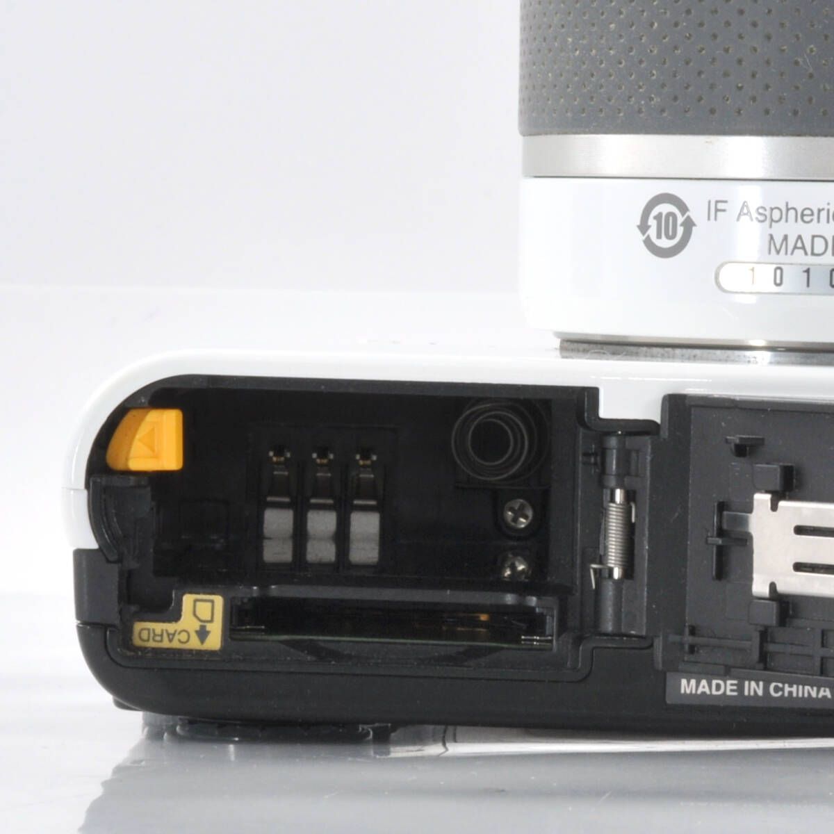  ニコン Nikon 1 J White NIKKOR 10 30 mm VR バッテリー 充電器付き ミラーレス P 749 ミラーレス一眼 デジタルカメラ