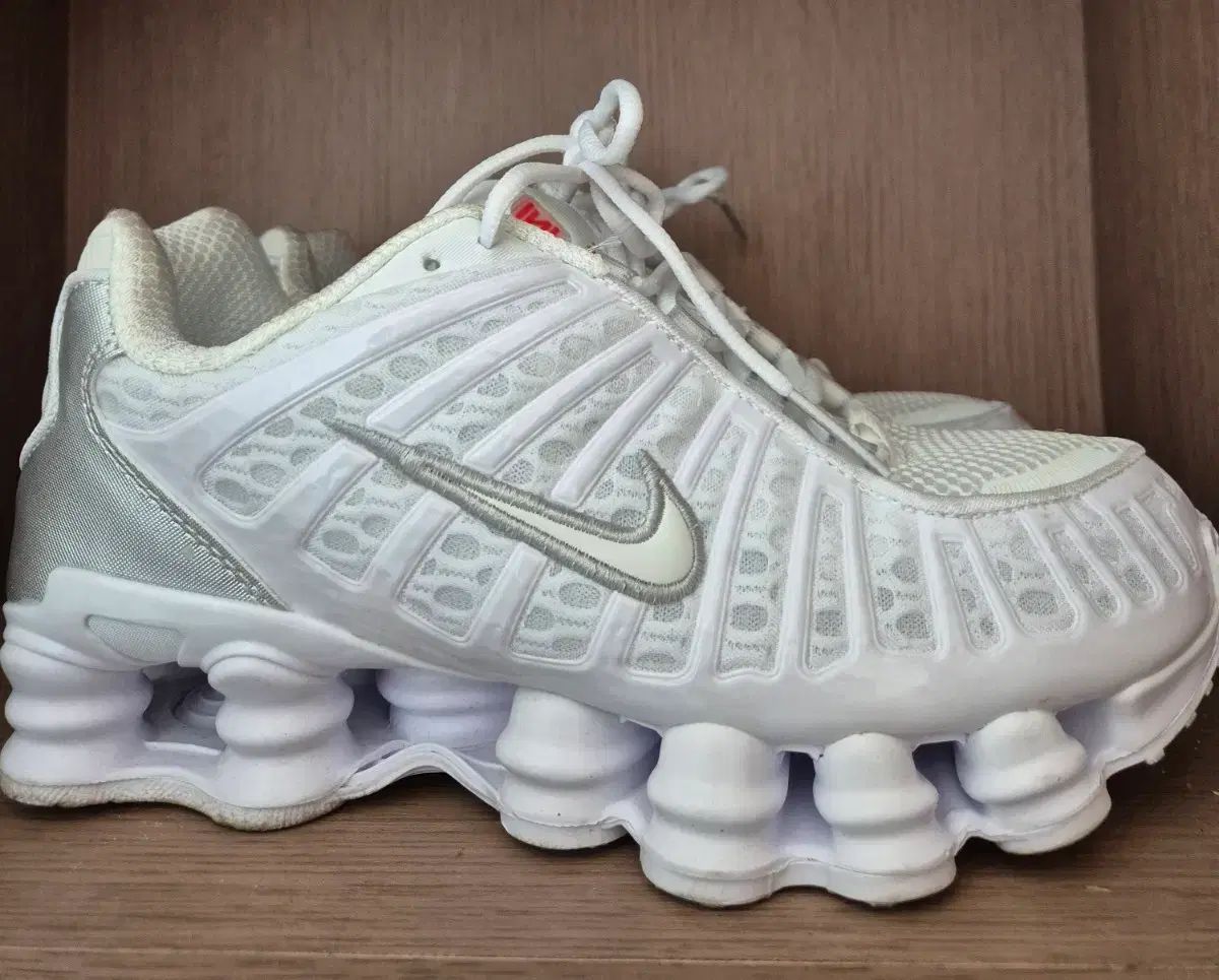 ナイキ ショックス 白 銀 スニーカー