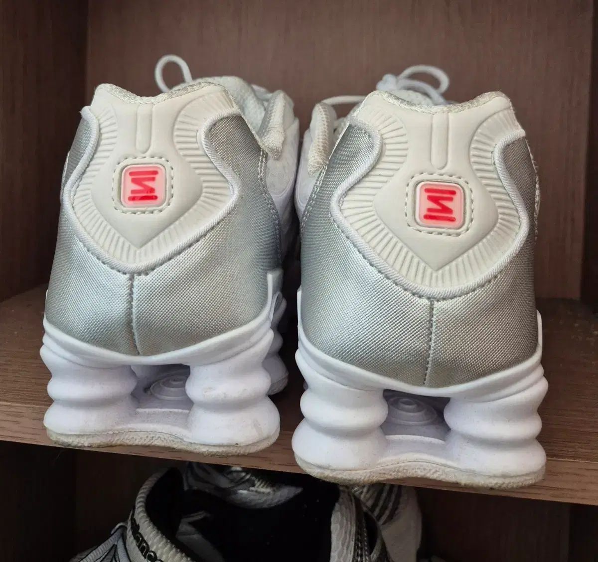 ナイキ ショックス 白 銀 スニーカー