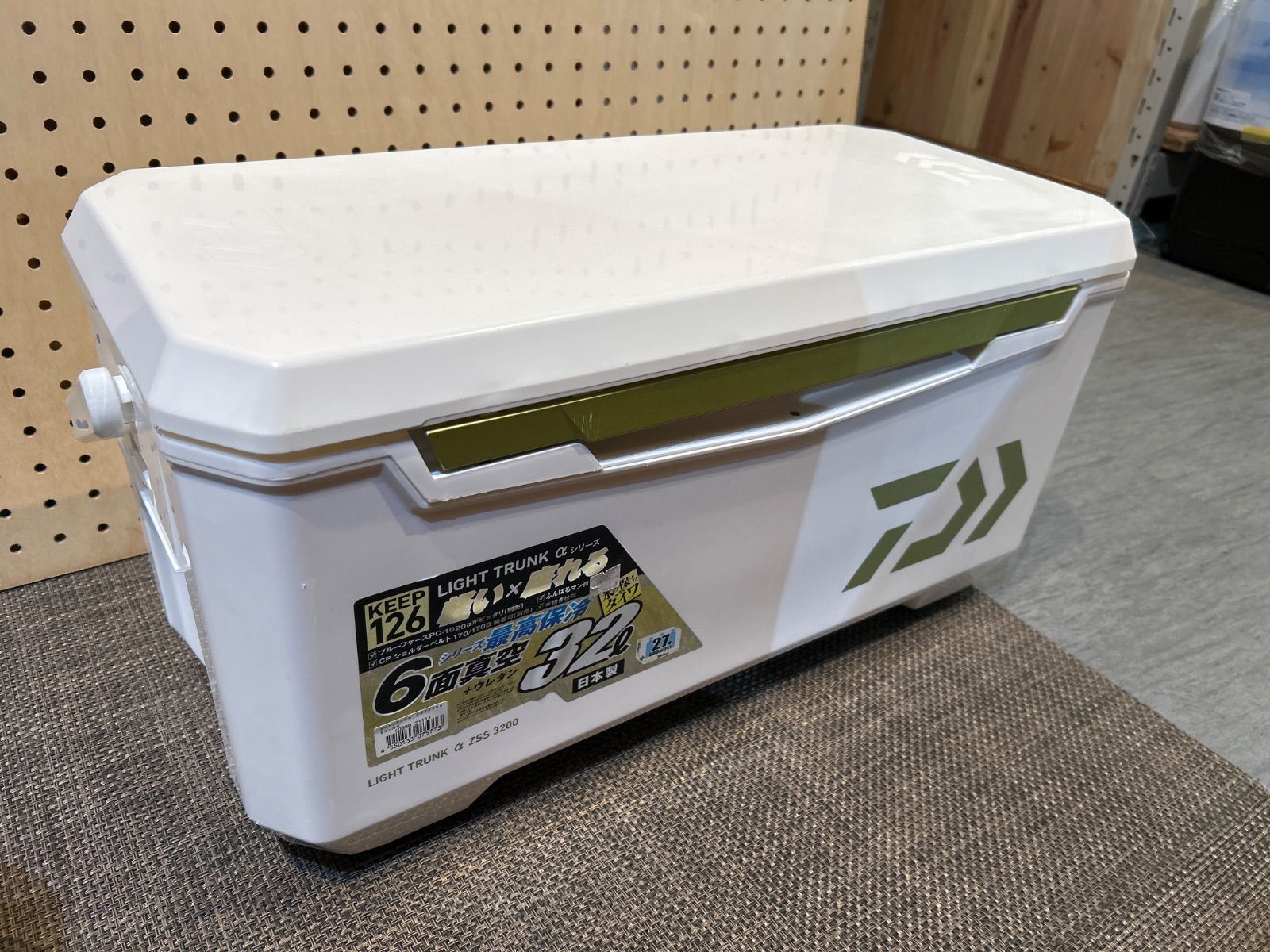 ダイワ Daiwa ライトトランク αシリーズ 6面真空 ウレタン ZSS 3200 Sゴールド 32 L