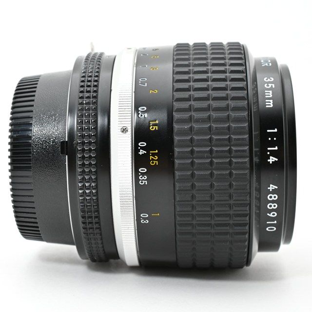 開放F 4の美しいボケ描写