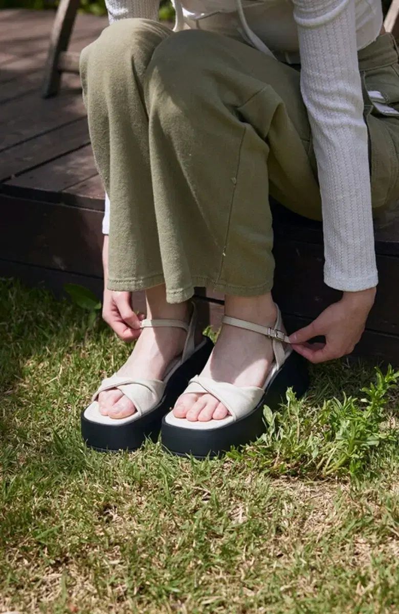 セスティー ツイストアップ スターシップ スクエア フラットフォーム サンダル 厚底 230